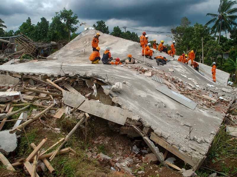 Indonesia quake toll jumps to 268, rescuers hunt for survivors