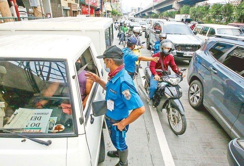 Walikota Metro Manila setuju untuk menghentikan penyitaan SIM pengemudi yang bersalah