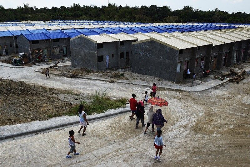 'Buti pa kulungan ng baboy': Relocation sites na walang tubig, kuryente idinulog