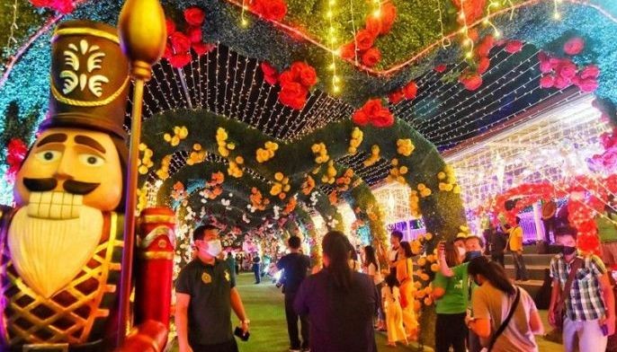 Visitors enjoyed the Christmas Miracle Garden-themed displays at the public plaza in Calasiao, Pangasinan on November 28, 2022.