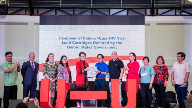 Pada Hari AIDS Sedunia, AS menyumbangkan kartrid pengujian viral load HIV