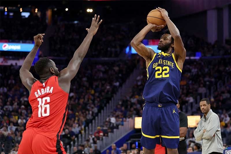 Warriors shoot down Rockets, Mavs beat Knicks in New York