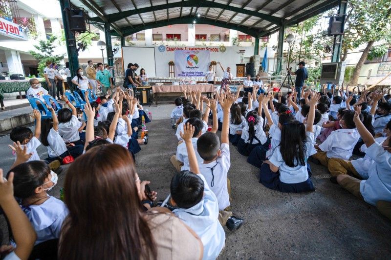 Mendukung kaum muda: Yayasan BingoPlus mengadakan kegiatan pemberian makan dan pemberian hadiah untuk anak-anak sekolah Pasig