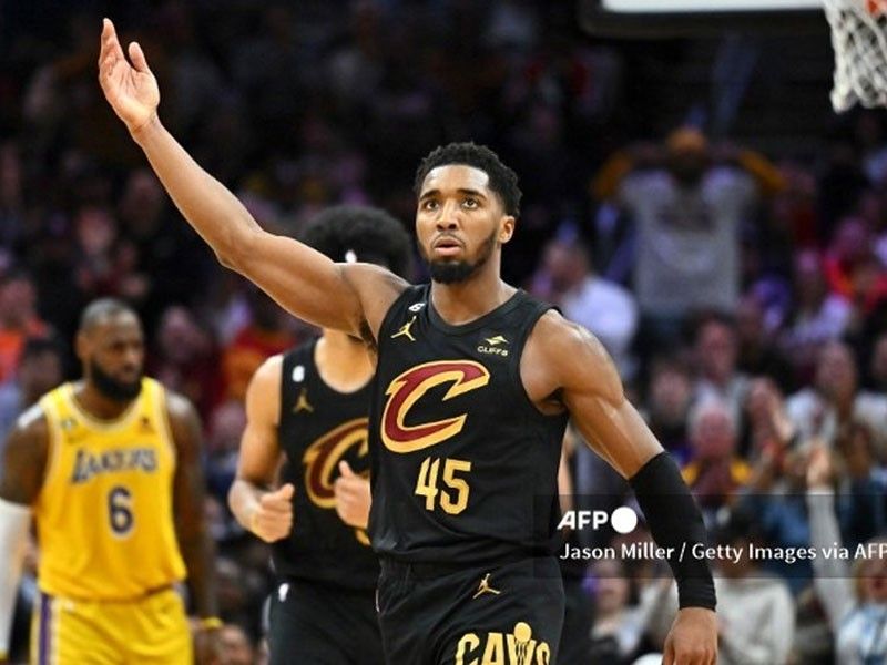 Mitchell leads Cavs over Lakers as ailing Davis sidelined