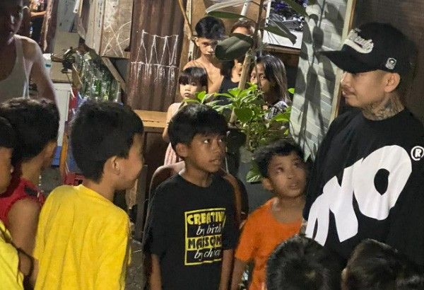 Rapper Pinoy mengadakan program pemberian hadiah dan pemberian makan di Manila