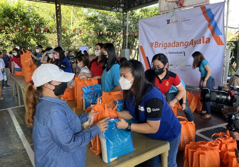 #BrigadangAyala: Ayala employees, namahagi ng Noche Buena packs sa 6,000 na pamilya sa 6 na probinsya