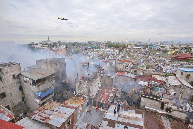 Fire hits ParaÃ±aque; 2 hurt, 160 families homeless