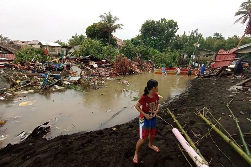 51 patay, 19 nawawala sa Christmas flooding