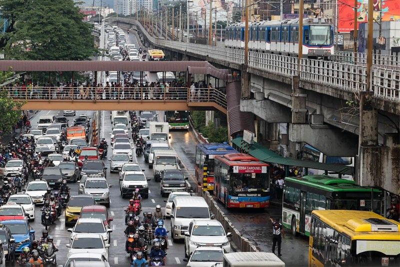 LTFRB eyes return of free rides on EDSA Carousel