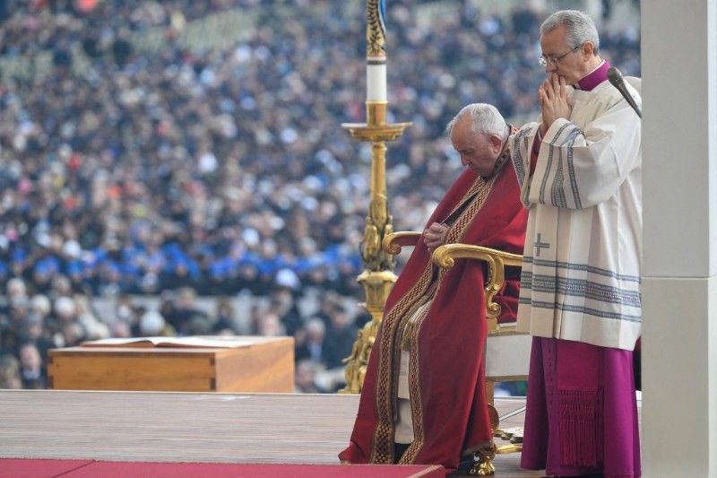 PERHATIKAN: Homili lengkap Paus Fransiskus di pemakaman Benediktus XVI