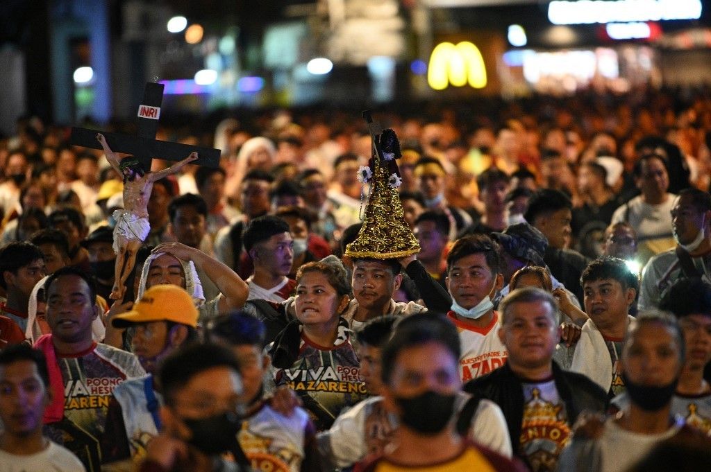 Thousands of Filipinos march in reverence of Catholic icon