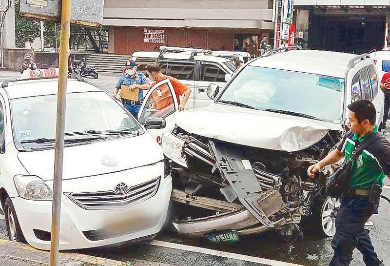 10 hurt in 12-vehicle smashup in Mandaluyong