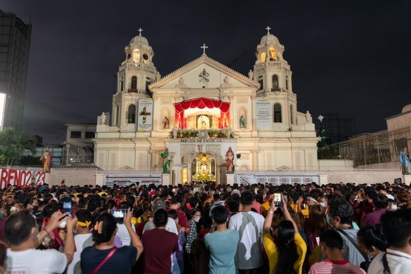 Over 500,000 devotees flock Quiapo for Black Nazarene feast | Philstar.com
