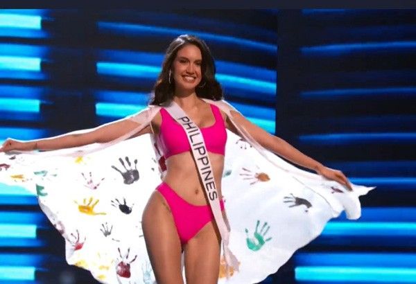 Celeste Cortesi tampil di runway dalam prelims baju renang Miss Universe 2022