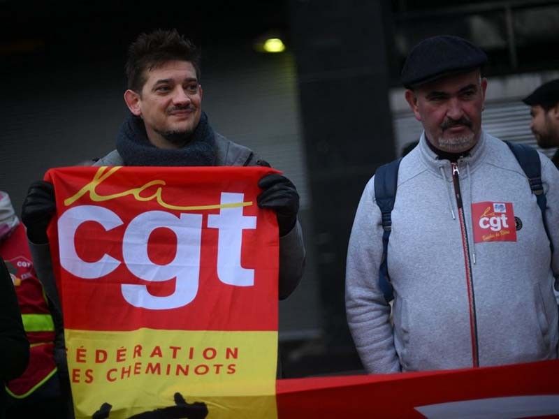 Serikat pekerja minyak Perancis menyerukan pemogokan atas pensiun