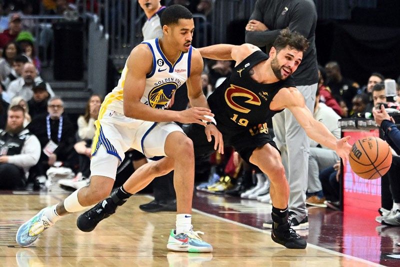 Short-handed Warriors ride three-point barrage to win over Cavs