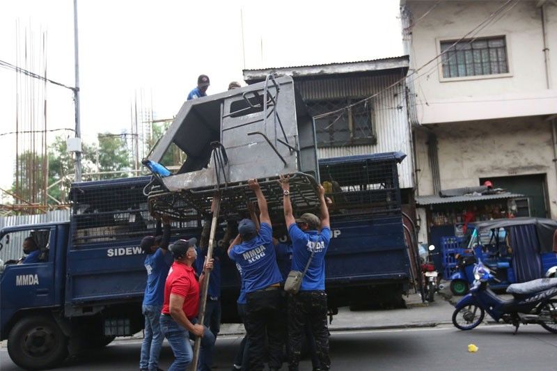 Barangay chief punches MMDA employee