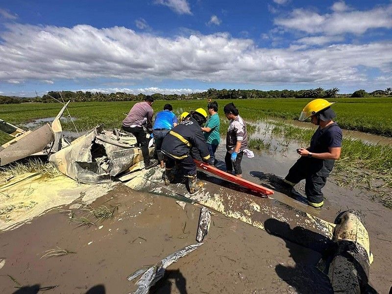 2 piloto nasawi sa pagbagsak ng Philippine Air Force plane sa Bataan