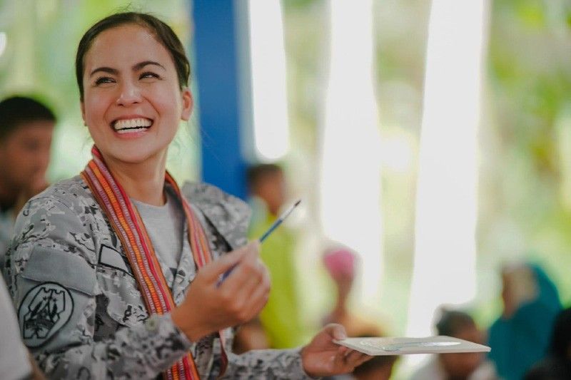 Duta Besar Angkatan Laut Filipina, artis Kristine Lim menghormati wanita melalui pameran seni