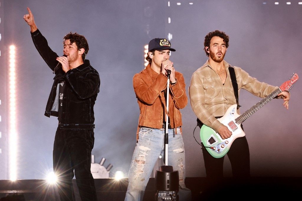 Nick Jonas, Joe Jonas sing 'Jealous,' 'Cake By The Ocean' at Manila 2024 concert thumbnail