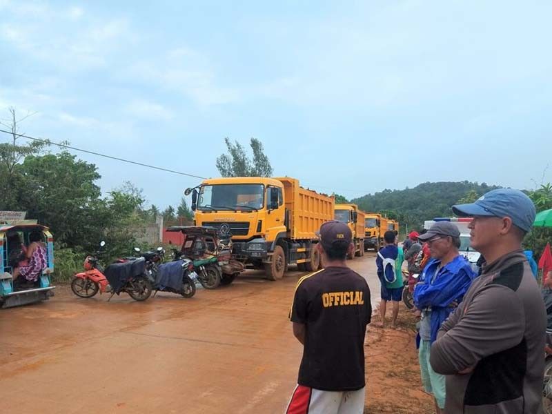 Mga truck ng mining firm na may dalang lupa palabas ng Sibuyan, hinarang ng mga residente
