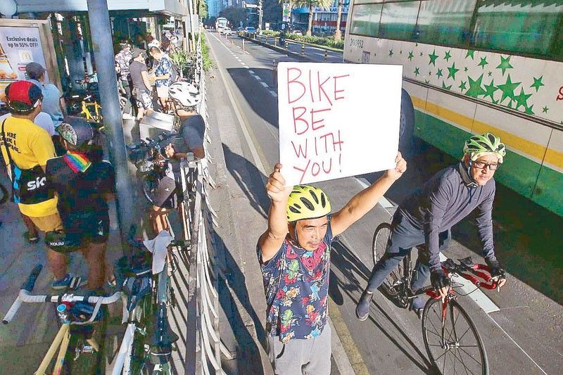 Para pesepeda protes berbagi jalur sepeda di Makati