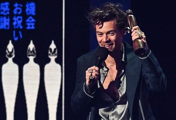 Harry Styles menyapu papan di Brit Awards, mengakui ‘hak istimewa’