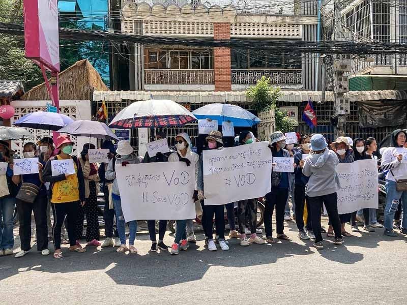 Protesters, rights groups condemn closure of Cambodian news outlet