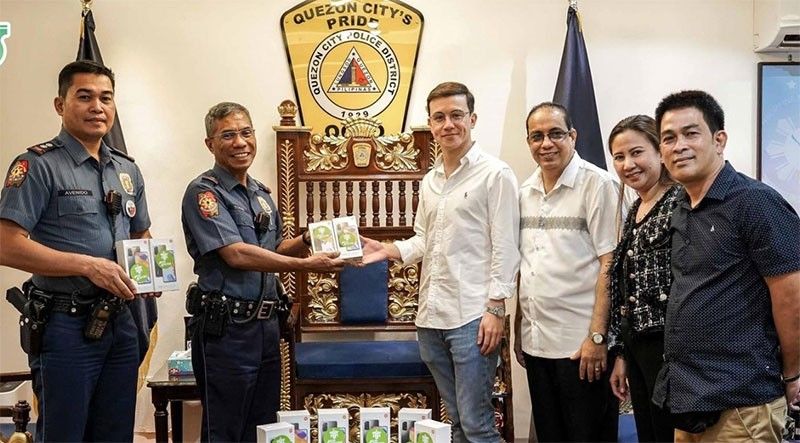 QCPD gets smartphone donations, urged to solve crimes faster