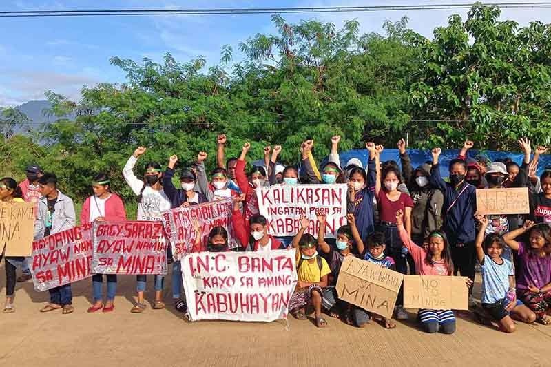 Following Sibuyanons' lead, Brooke's Point folk set up barricade vs mining