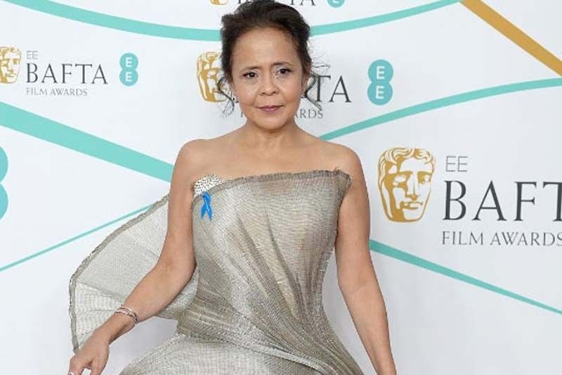 Dolly, agaw-eksena kahit laglag sa BAFTA Film Awards!