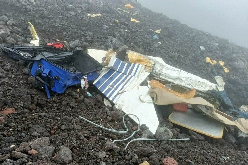 Pagkuha sa 4 bangkay ng Cessna crash sa Mayon pahirapan