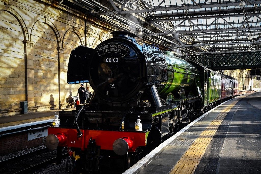 Flying Scotsman whistles into Edinburgh for 100th birthday