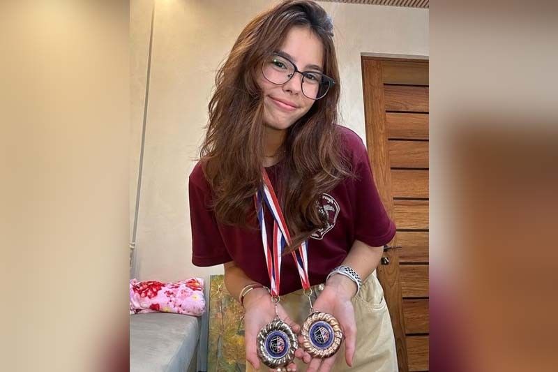 Kendra, pinagmalaki ang swimming medals