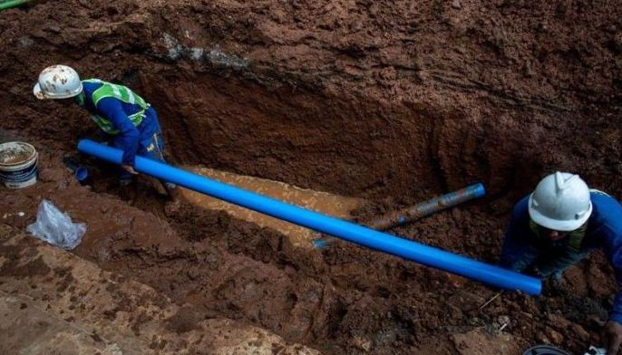 30 milyong litro ng tubig&nbsp;nasasayang sa malaking butas sa tubo ng Maynilad