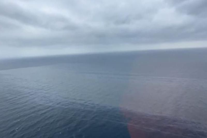 Penjaga Pantai melaporkan tumpahan minyak dari kapal tanker yang tenggelam