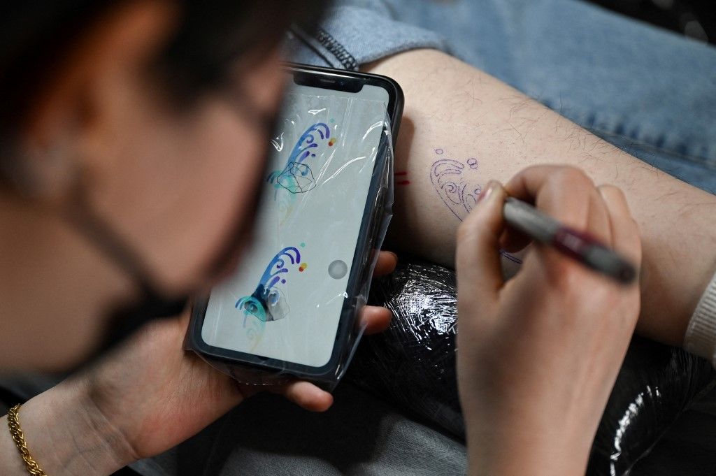 Chinese tattoo artist tells women's stories through ink