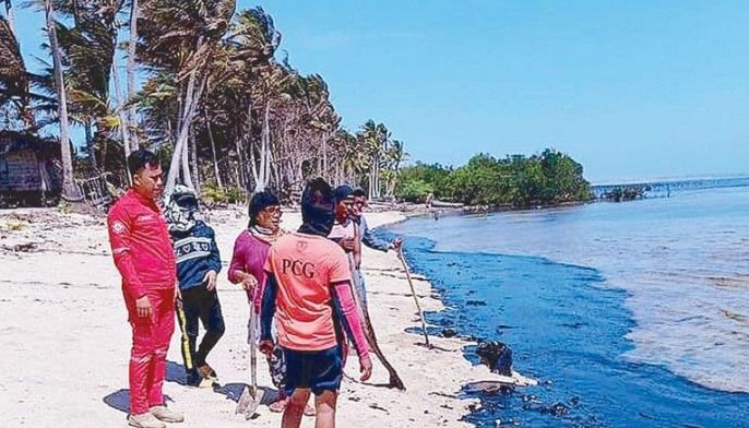 Mindoro oil spill reaches 3 barangays in Antique  &nbsp;