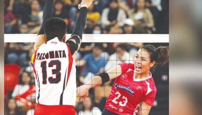 Semis spot hinablot ng Creamline