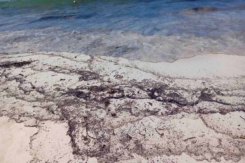 Oil spill reaches Taytay town in Palawan thumbnail