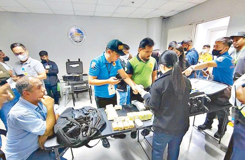 2 foreigners held at NAIA for smuggling drugs, cash