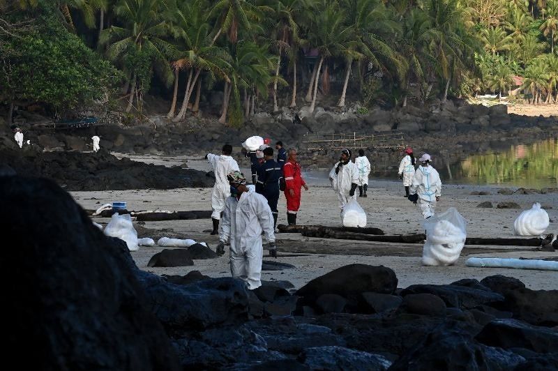 400,000 liters of oil still leaking from Empress