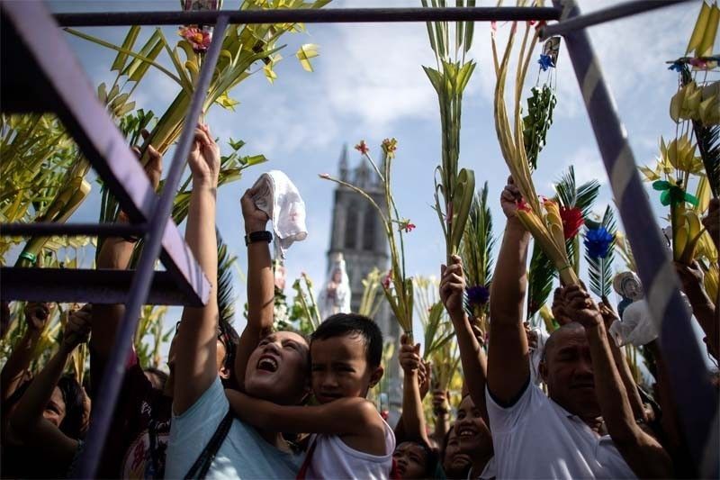 Half-day work for gov't workers on Holy Wednesday