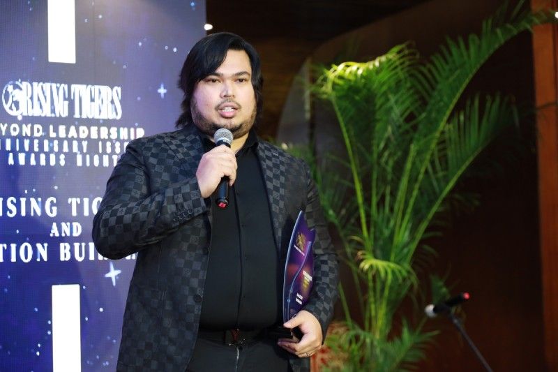 Shawarma Shack's Walther Buenavista receives "Nation Builders in Asiaâ�� award 