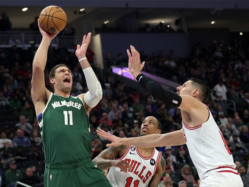 No Giannis, no problem as Bucks seize No. 1 seed in NBA playoffs