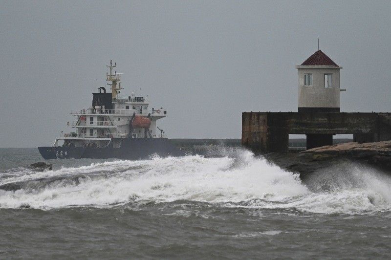 China sends warships and aircraft around Taiwan for second day