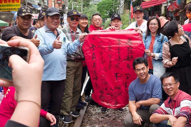 Taiwanese celebrate freedom in the face of China's war games