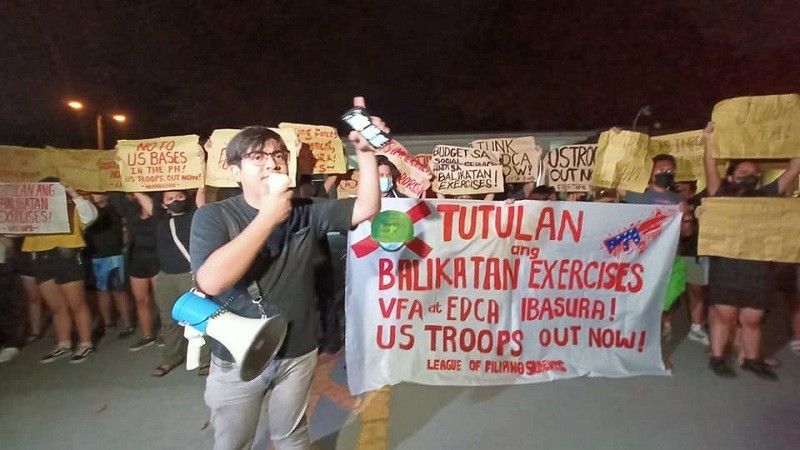 2 kabataan inaresto nang magprotesta vs Balikatan, EDCA sa US Embassy â�� PNP