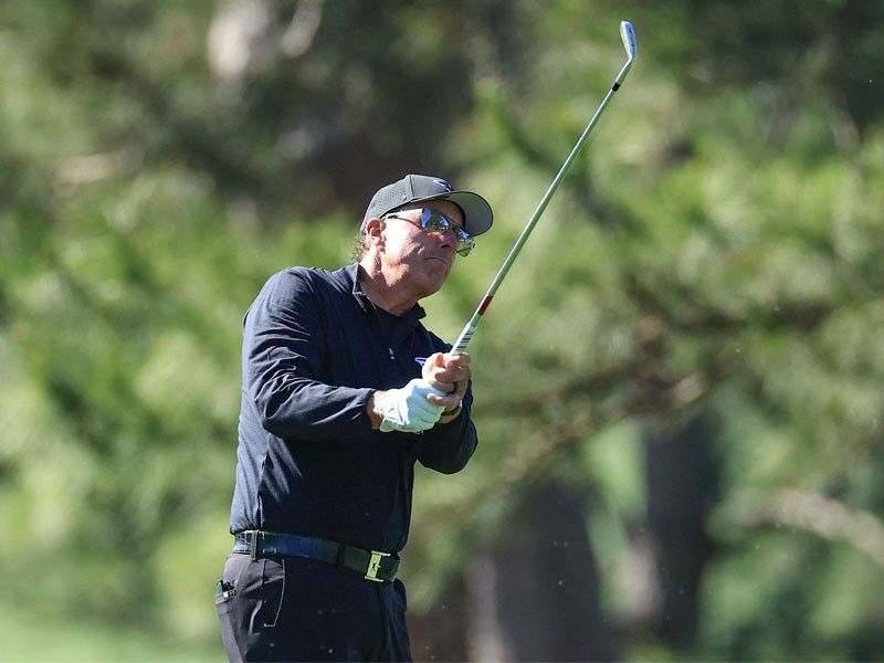 Mickelson defies expectations with Masters 65