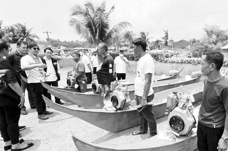 Apektado ng oil spill sa Mindoro inayudahan ni Pangulong Marcos